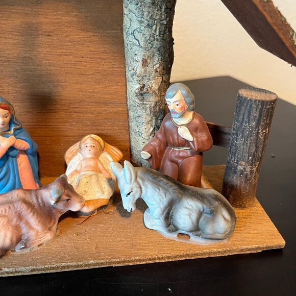 Vintage Norcrest Christmas Nativity Set Hand Painted Paper Maché Wood Structure - Picture 3 of 9